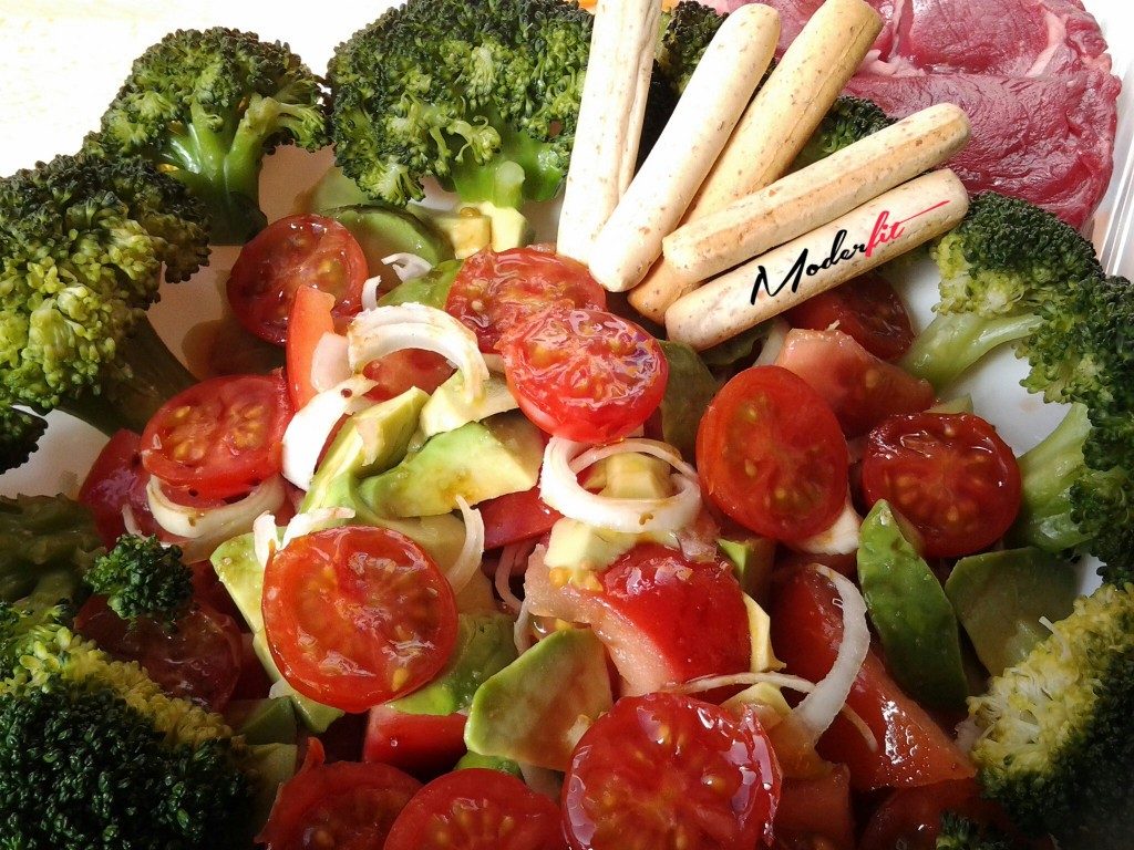 ensalada de brocoli y aguacate